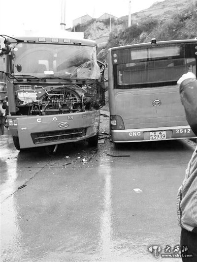 惊魂一幕公交迎面撞商砼车