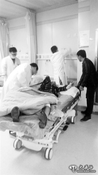 惊魂一幕公交迎面撞商砼车