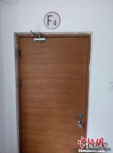 6日,事发楼层四层消防通道门被封死。吕春荣 摄
