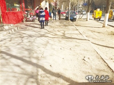 人行道坑洼难行