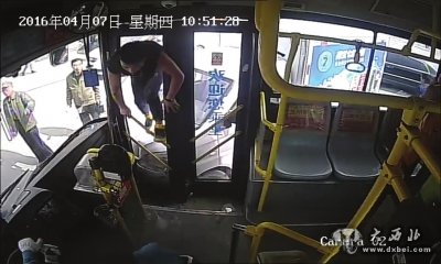 两车相撞,微货司机动手暴打公交司机