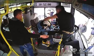 两车相撞,微货司机动手暴打公交司机