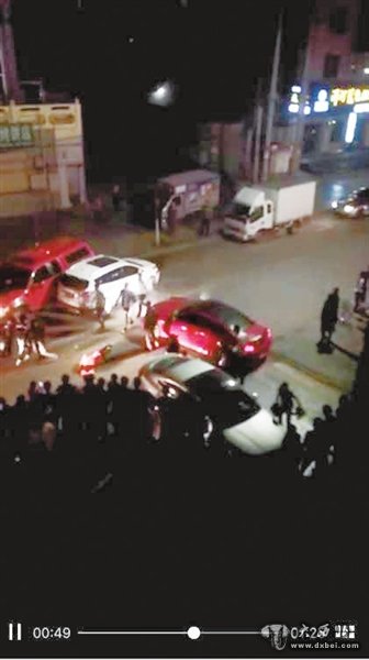 永昌街头一幕:跑车发飙狂撞翼虎