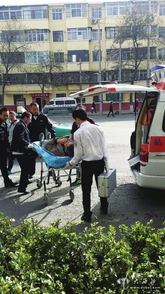 老人被送上急救车