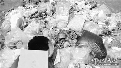 垃圾堆中的蜂窝煤
