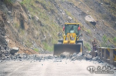 落石阻断享堂峡交通