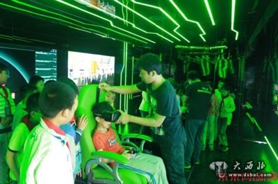 网络安全宣传车上,同学们通过VR技术学习网络安全知识