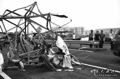 江苏龙卷风灾害现场直击:受灾房屋内多为老人