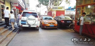 这车停的真叫霸道!