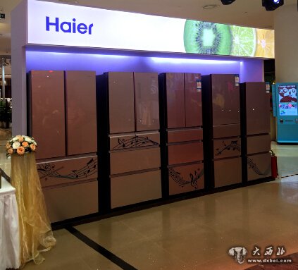 大西北网讯 自10月1日起,国内电冰箱新版能效国家标准GB 12021.2-2015《家用电冰箱耗电量限定值及能效等级》将正式实施。照目前市场的现有型号来看,新国标1级达标率不足10%,海尔作为首个全品类阵容(对开门、T门、法式、多门、BM风冷、意式、直冷)达到新1级国标的冰箱品牌,实现了行业破局。特别是近期上市的海尔全开抽屉式冰箱,首创全空间全分储保鲜,也全部达到了新国标1级标准。