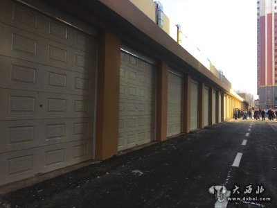 物业占用消防通道建商铺修车库,住户质疑:明明是违建为何不见拆