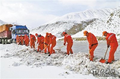 疏通4小时后，当金山路段再次被冰雪封堵