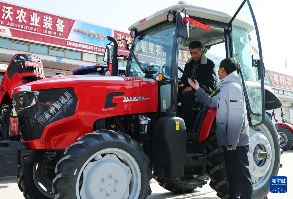 甘肃张掖：农机热销助力春季农耕