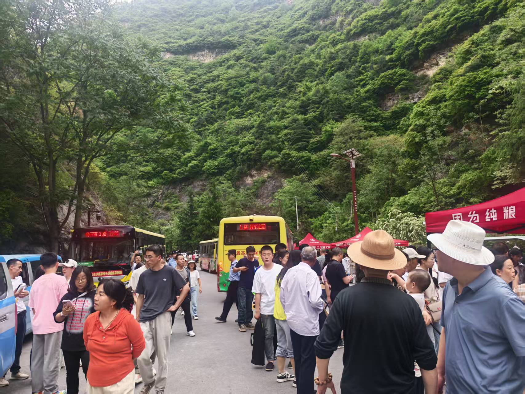 成县：文旅暖心服务引