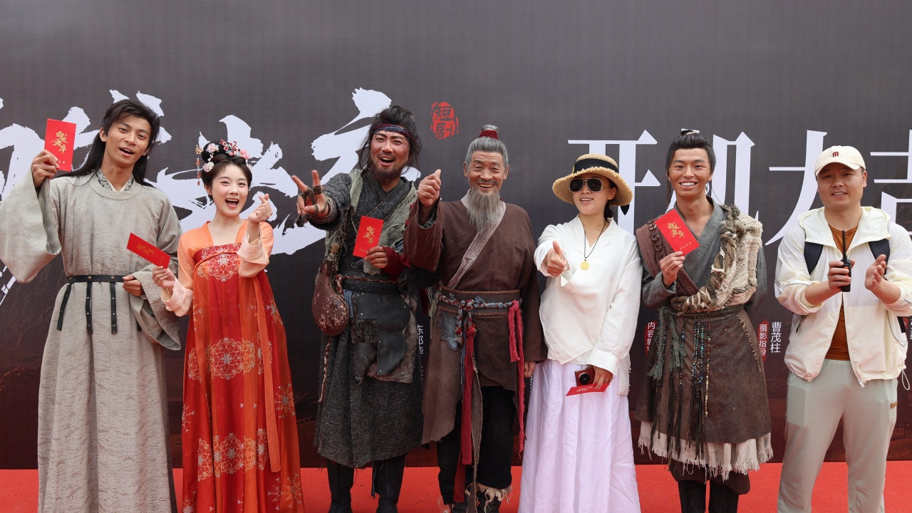 网络短剧《白发老卒》开机仪式兰州水墨丹霞景区举行