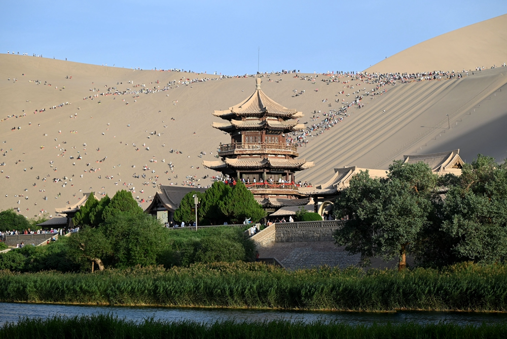 甘肃敦煌迎来暑期旅游